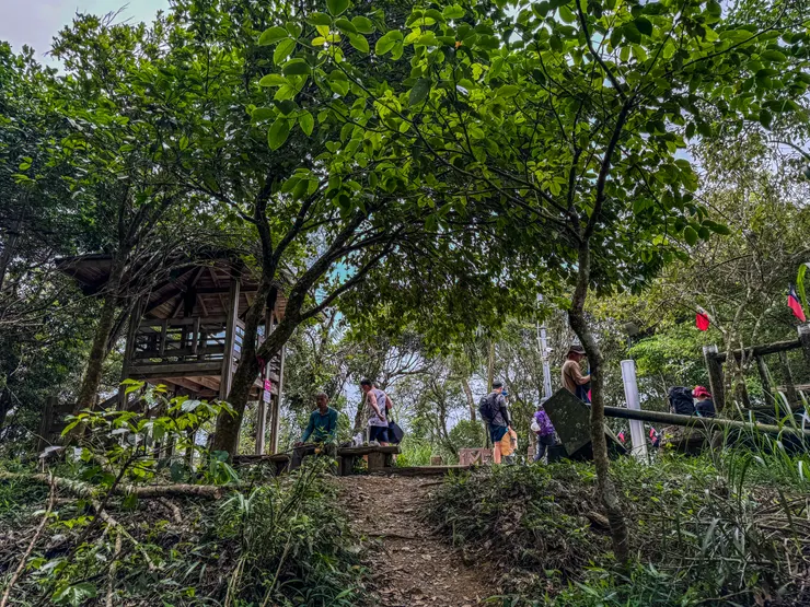 接近中午大凍山三角點有不少山友正在休息。