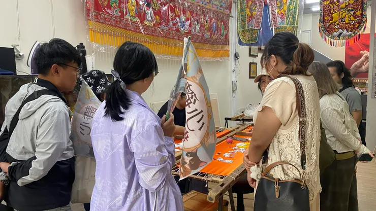 同學們圍在一旁觀看，這一幕彷彿就是最好的現場課。