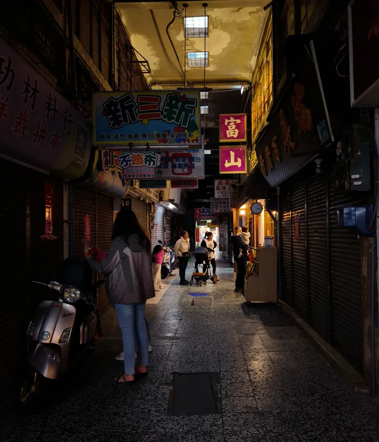 雖然多間店都是關閉的，但還是能想像當年繁榮的光景