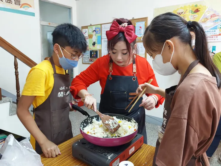 將米飯及材料加進去拌炒