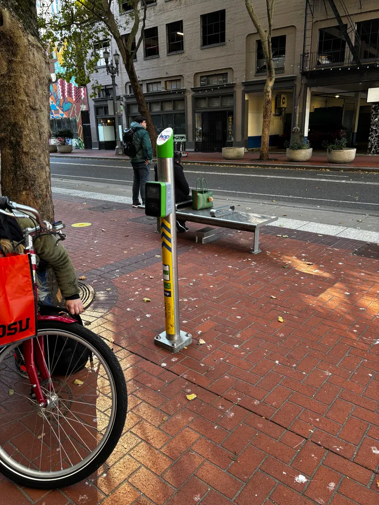 在這根綠色桿子上APPLE PAY就可以了