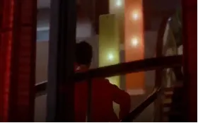 下樓梯欲離開飯店。