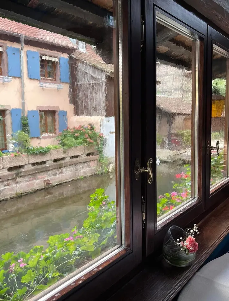 我們在靠窗的位子坐下來