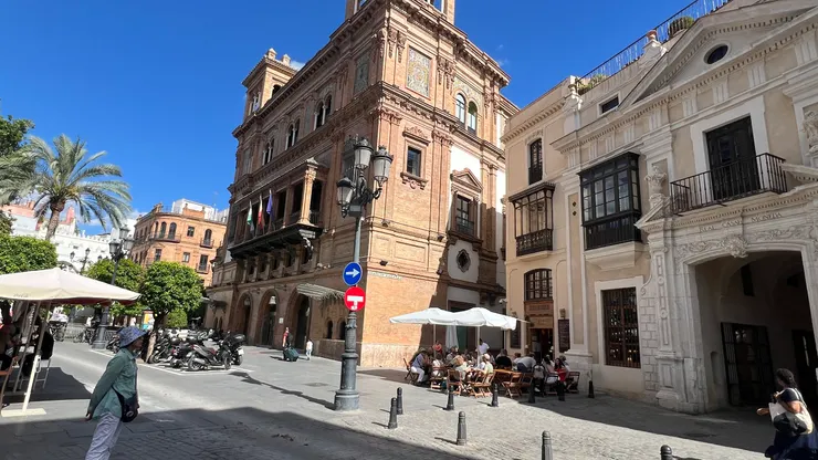 體育館大廈和皇家鑄幣廠，鑄幣廠建築目前經營莫內達之家酒吧。