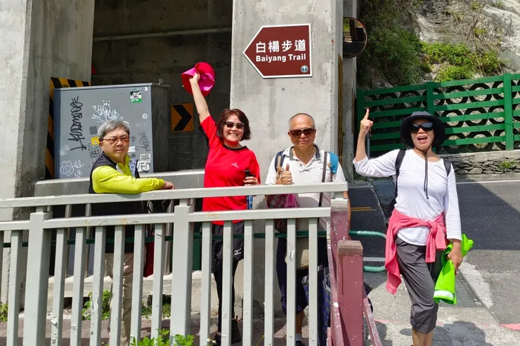 【這是3/23早上介華陪前日下午没去的爾祥、裕釗、明珠、斌男再走一趟白楊步道，這群可熱鬧了。他們現在一定很慶幸有去。介華攝。】