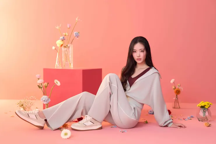 Athleisure城市律動系列 深V無鋼圈內衣搭配Cozy寬版長褲及Cozy莫代爾外套，柔軟親膚的砂洗莫代爾材質結合中度支撐結構，帶來細緻溫潤的觸感，讓身體在放鬆之中依然感到被溫柔承接的安心感