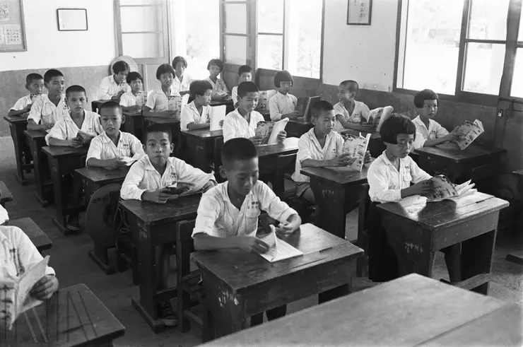 刊頭：金門縣金湖中心國民學校（今金門縣立金湖國民小學）學生上國語課。檔號：A325000000E/0057/0044/1