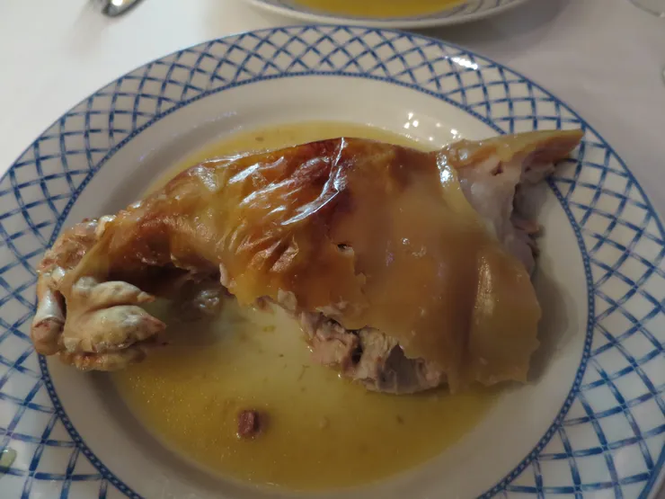 歐式的烤乳豬是吃鹹的，肉很嫩口感很黏，有些許豬味，我還是比較愛台灣的脆皮烤乳豬