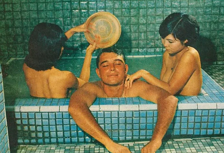 《時代雜誌》,一名美軍士兵在北投泡泡浴旁,兩名陪浴女郎在旁,並標註「台灣特色」