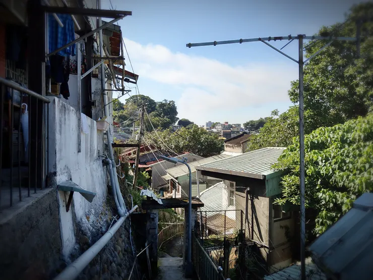 山坡上的屋舍多以卵石鞏固牆基，那是當年居民自溪邊合力搬運而來，一塊塊堆砌出的成果。蟾蜍山處處可見這類自力造屋的歷史痕跡。（拍攝日期：2018.12）