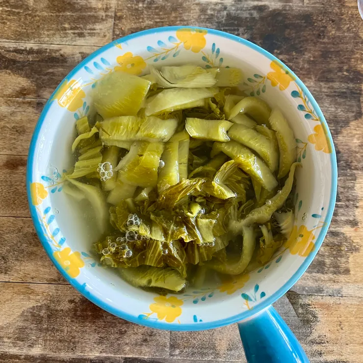 泡一泡會明顯感覺到水裡溶出酸湯汁跟鹽份，就差不多了