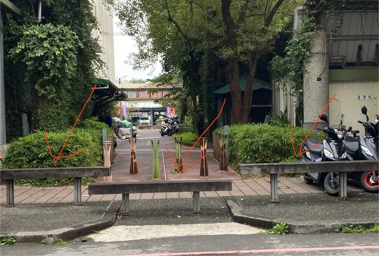 路邊的木條椅