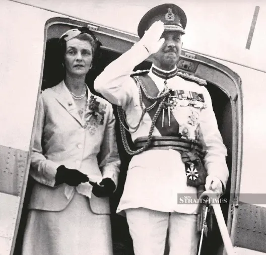  鄧普勒伉儷臨別登機前的合影。-‘Remembering Gerald Templer’，“The News Straits Times”,December 3, 2019，File Pic.