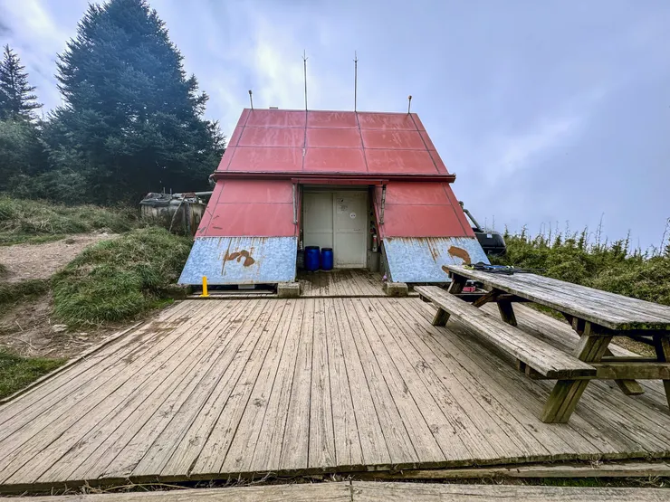 桃山山屋-離桃山山頂到桃山山屋步行約5分鐘，門口有桌椅供山友使用，厠所則山屋在後方。