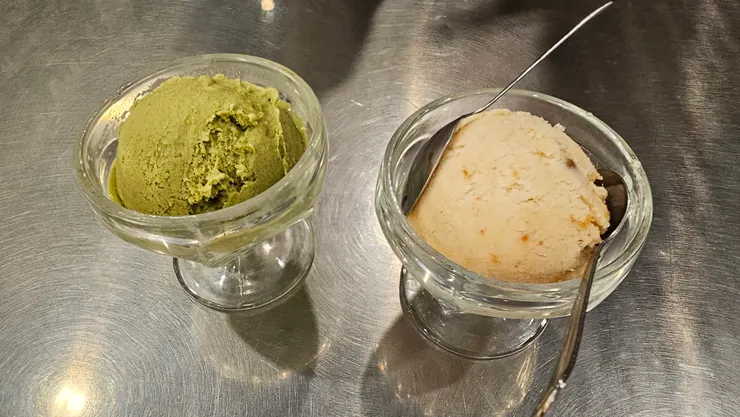 肉鬆口味冰淇淋很好吃!但是九層塔口味的冰淇淋我覺得太甜了!