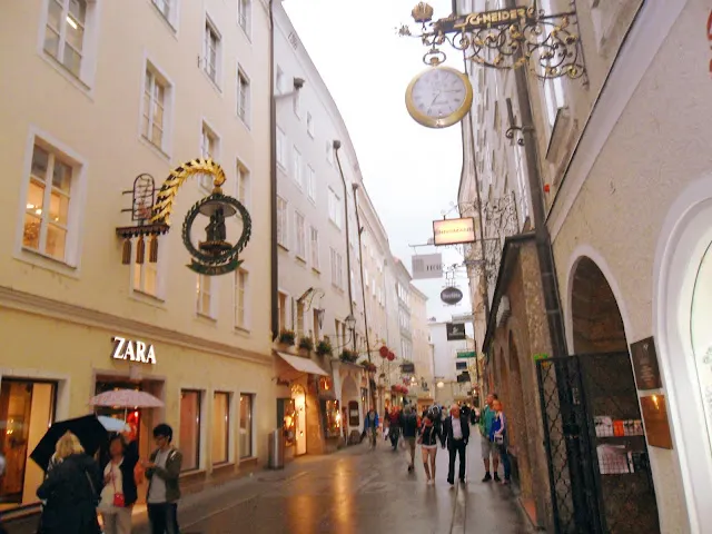 薩爾斯堡購物街蓋特萊德巷 Getreidegasse 鑄鐵招牌