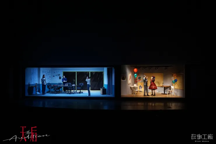 一牆之隔，演員穿梭兩側，製造電影中分鏡及時空跳接剪輯的效果。（圖片來源：https://www.facebook.com/storyworks2013）