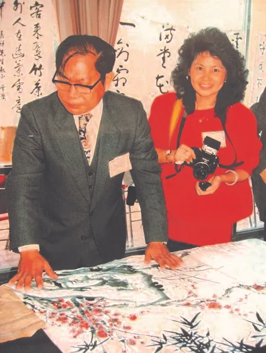 陳奇祿院士（左）擔任文復會祕書長期間，每年舉辦「新春文薈」，邀請藝術家現場揮毫。右為邱秀堂。（圖片翻攝自《神手奇畫》）