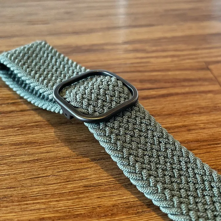 折疊的錶帶+金屬扣環來實踐大小的調整