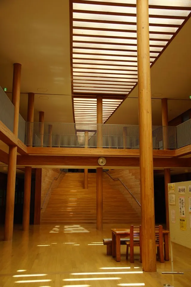 大家可以腦補一堆學生在這邊跑來跑去的景象