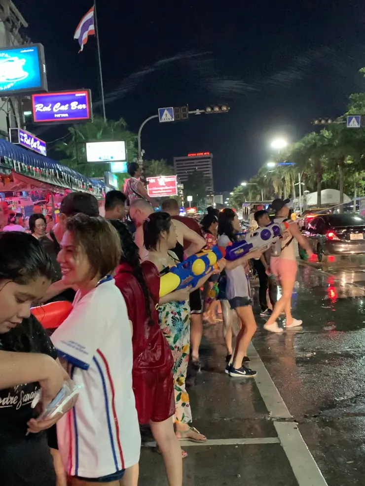 芭達雅海灘路有商家那一側，是人潮主要聚集地