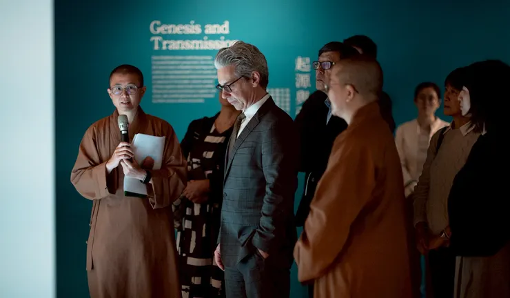 蔡斯・羅賓遜館長在館長如常法師陪同下,由行政暨國際組副主任有律法師導覽介紹佛教海線絲路新媒體藝術特展