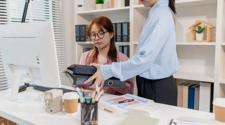 別把下屬當傻瓜，與其瘋狂增加工作跟畫大餅，不如實際幫他們爭取一套更好用的軟體，或是多一個工讀生名額，實際支援才是最有效的激勵。圖/123RF圖庫