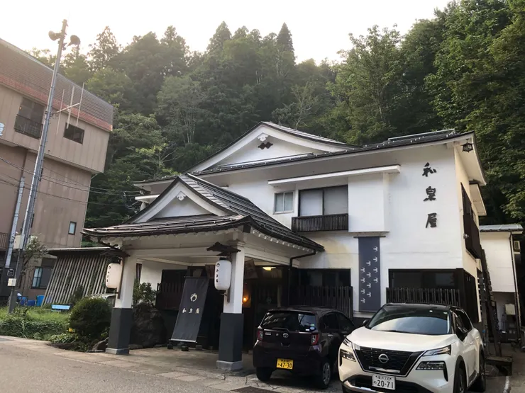 「和泉屋」是木造溫泉旅宿的老字號，入住可免費自由選擇5間浴池泡湯，不限次數及特定時間。
