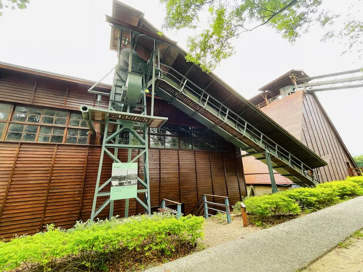 左邊為鍋爐間，右邊三角形建築物為燃料倉。