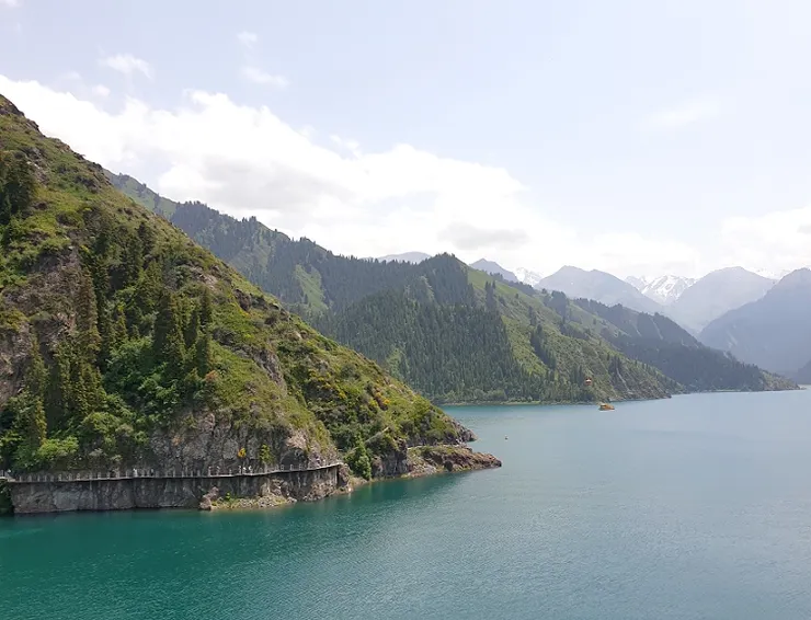 遠方的山有環湖棧木道，可惜我們時間不夠無法健走，只能遠眺天池風光