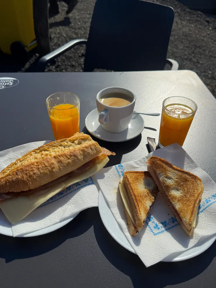 連續二天早餐都是法棍夾培根和起司。我老公決定點吐司，吐司大勝～算好吃且價格比較便宜！