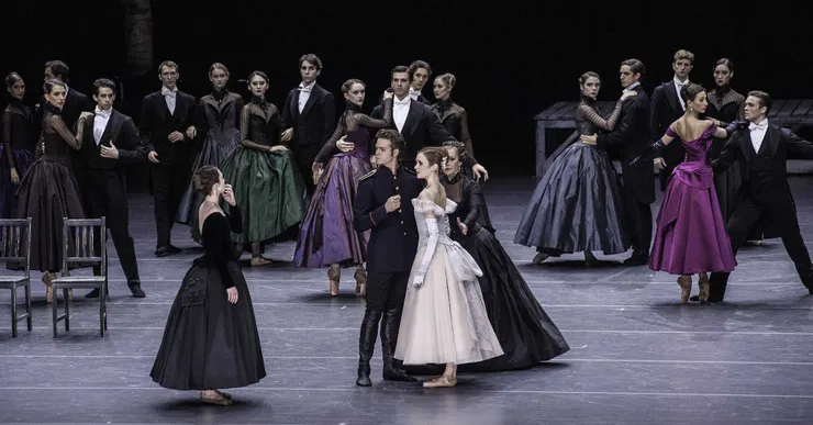 「倘若你真如自己所說的那般愛我,」她低聲道,「那就讓我安心吧。」