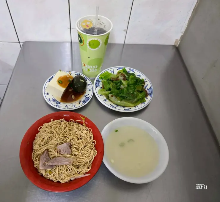 視吃時間~內用點麵,均有附大骨清湯,這桌全部$135。