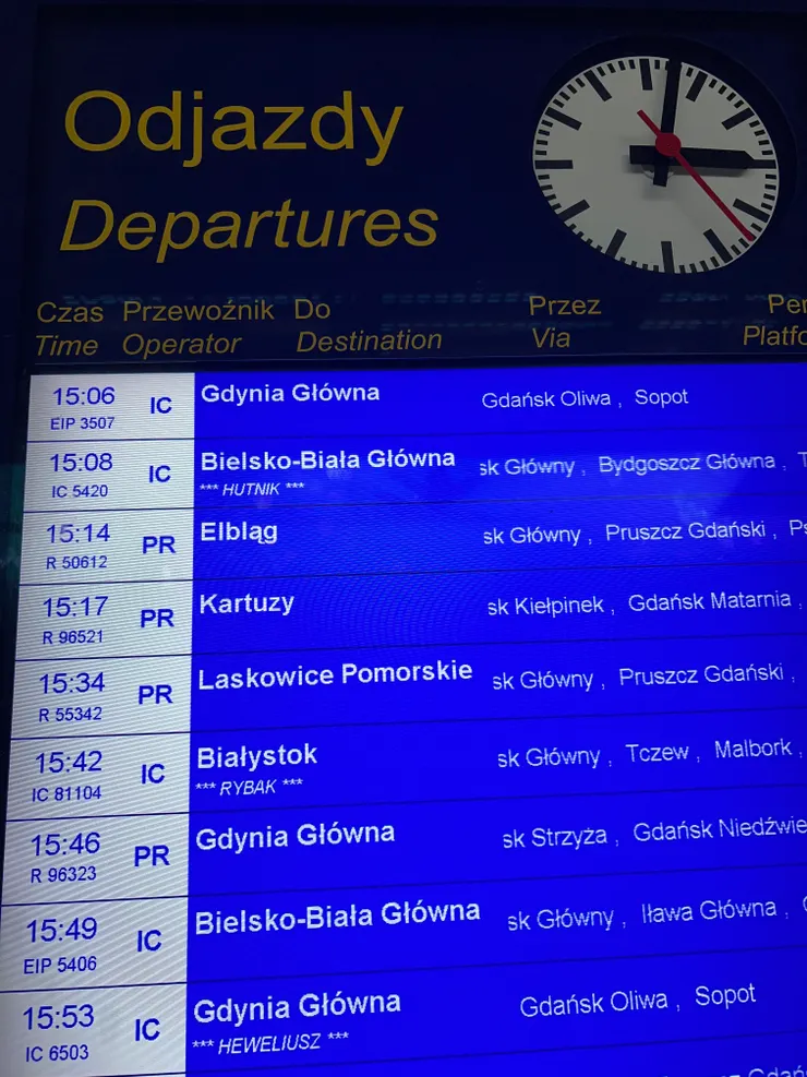 機場火車月台有列車時刻表