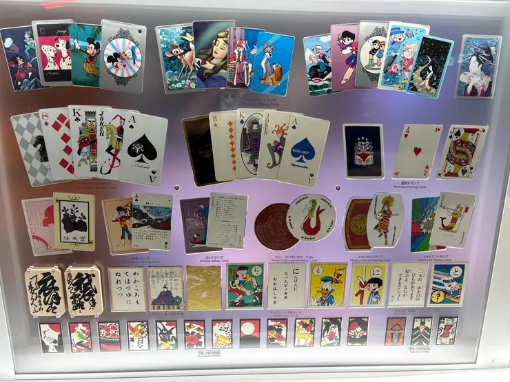 當時任天堂跟迪士尼簽訂IP的使用權，靠著撲克牌背後的小鹿斑比、睡美人，又給紙牌產業續命了好一陣子。