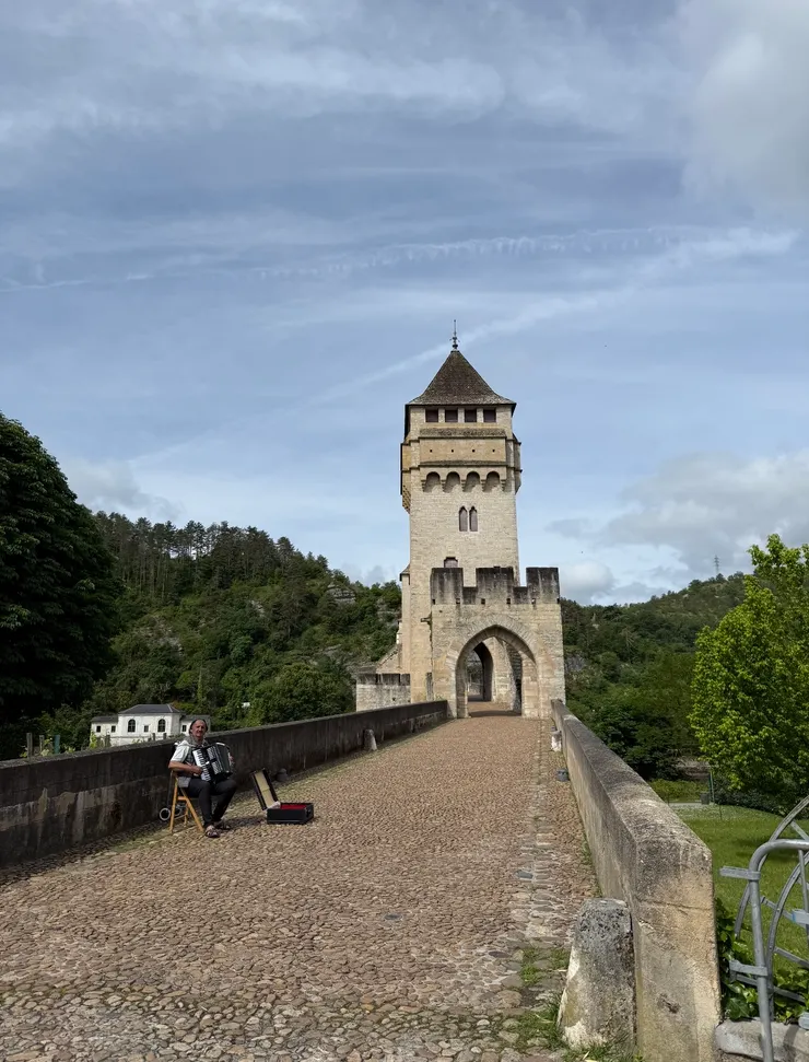 我們到的時候,橋上已經有著街頭藝人