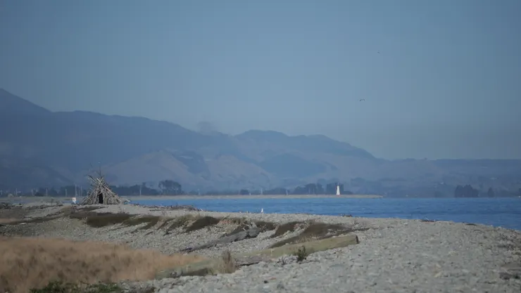 難以想像這片海堤是自然經年累月的作用。海堤阻擋了大海的淘刷，潟湖成了居民的遊樂場。