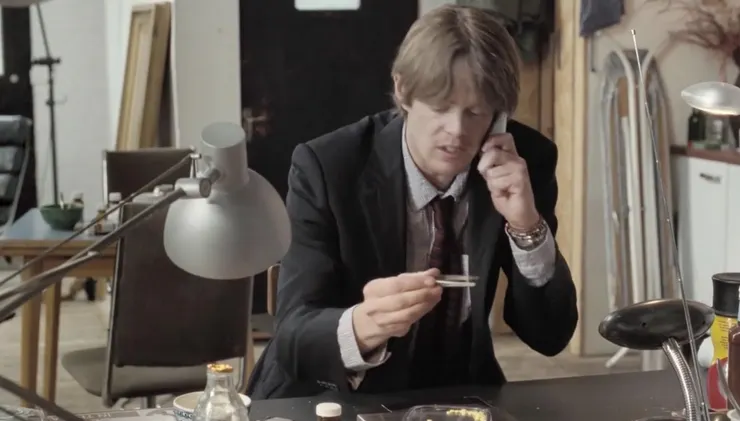 弟弟特洛伊在學修讀藥劑學但由於自己的疏忽，此時還不知情事情將以滾雪球般越滾越大