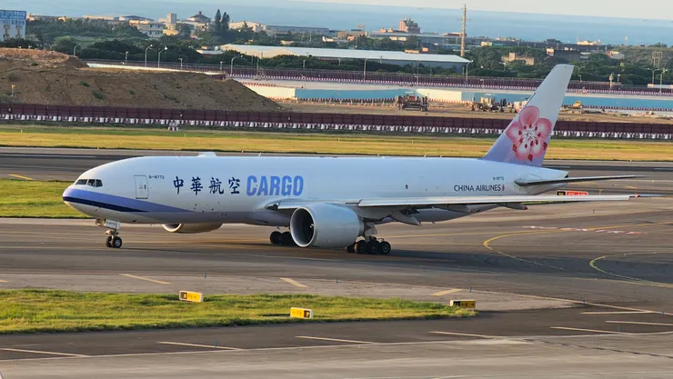 華航這架波音777貨機的機身上有大大的中華航空字樣!