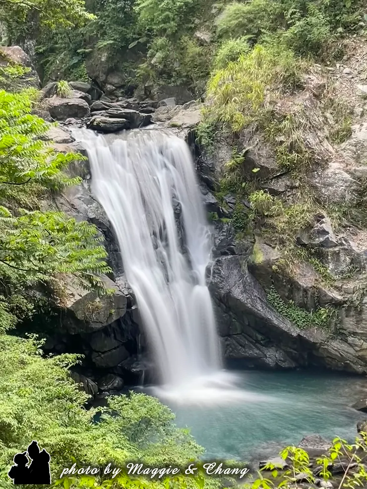 壯觀的瀑布自山壁傾瀉而下，宛如絲緞般柔順卻帶著磅礡氣勢。水花飛濺，在陽光下閃爍著銀白光芒，既優雅又震撼，讓人彷彿置身於大自然的舞台前。