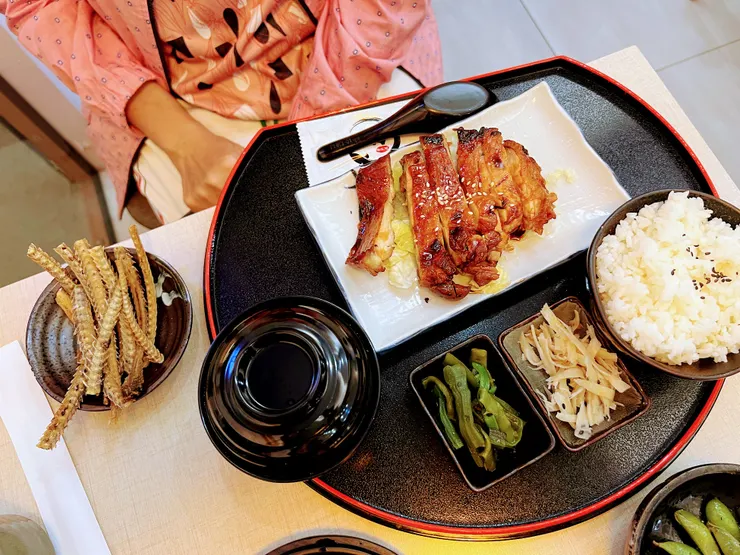 烤雞腿飯外加鰻魚骨