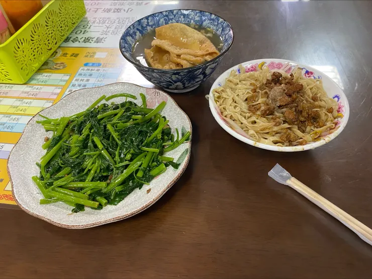午餐，有意麵、空心菜、肉燕酥湯。
