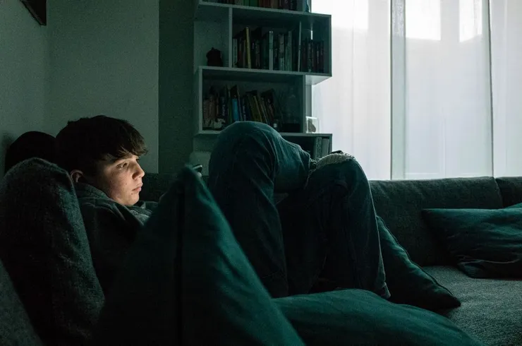 通常在成為繭居族之前有「社會退縮」或「拒學行為」