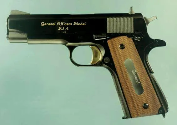 1970年代美國陸軍用於裝備軍官的M15 .45 ACP半自動手槍。