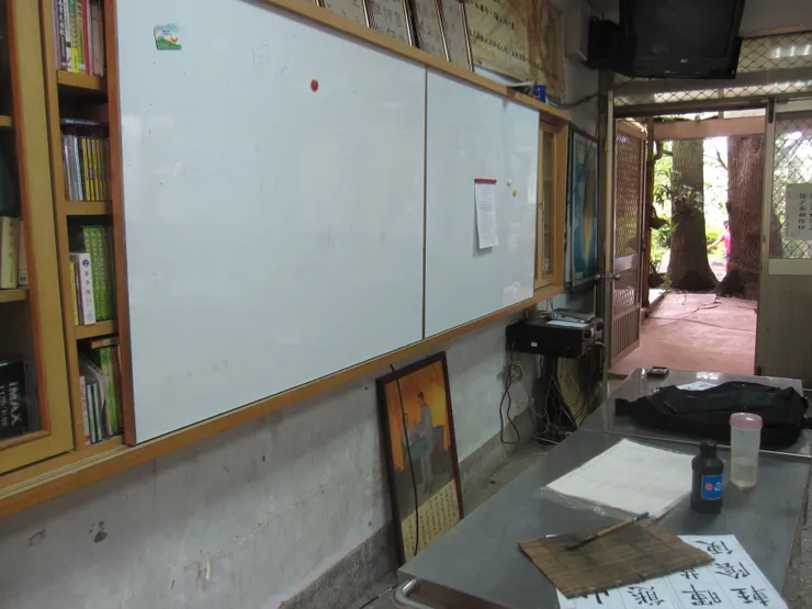 教室內藏有電視的白板