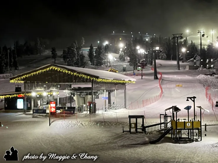 抵達今晚住宿的滑雪度假村 此時夜幕低垂,滑雪場燈火通明。滑雪道蜿蜒於林間,空氣中瀰漫著寒意與興奮的氣氛。纜車站與小屋點綴著節慶燈飾,呈現濃厚的北歐冬季氛圍。這裡是愛好滑雪與極地運動者的天堂,也是不少人第一次追光旅程的起點。