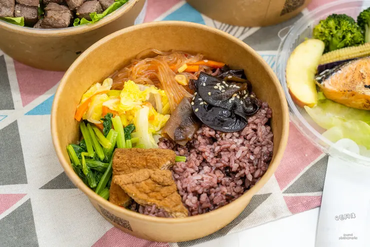 底下竟然還有配菜!