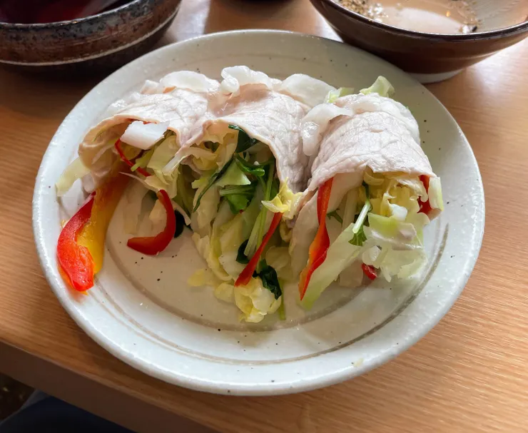 被包成一捲捲的肉，配上蔬菜清爽！