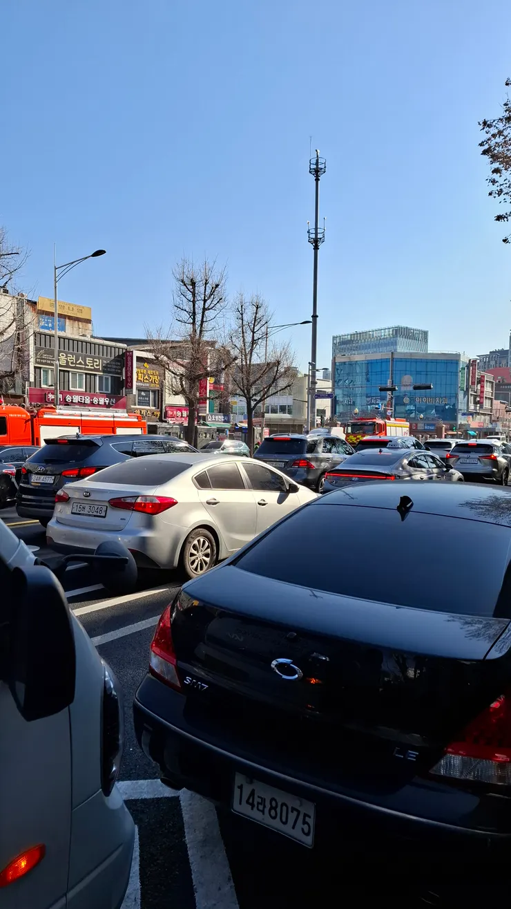 市區的交通也是很塞的，今天一直聽到救護車、消防車的聲音呀