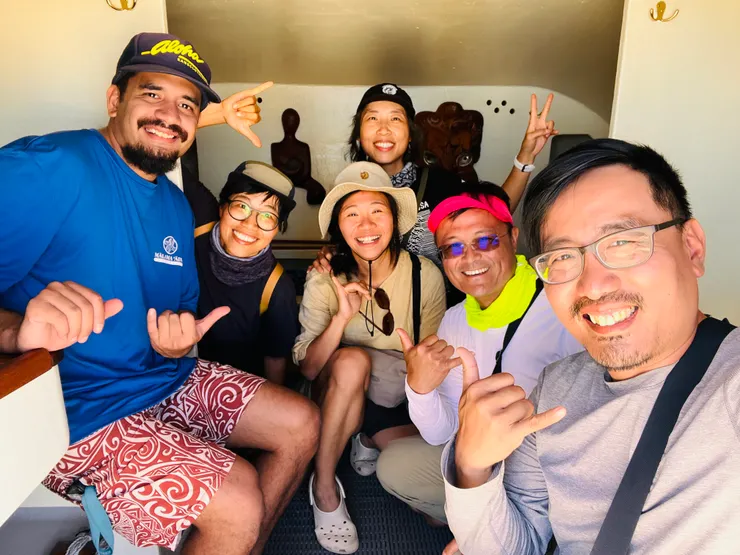 與 Kaiwi（左一） 合影